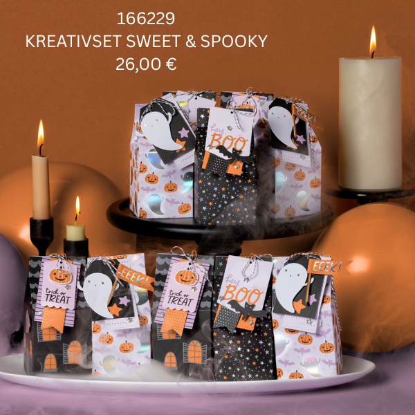 Ein kreatives Set mit Halloween-Thema, bestehend aus dekorierten Verpackungen in Orange, Schwarz und lila mit Gespenstern und Kürbissen. Die Produkte sind auf einem schwarzen Tisch mit Kerzen und einer orangen Wand präsentiert.